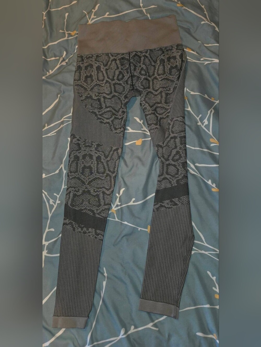 Women's Gray Snakeskin Print High Waist Seamless Athletic Leggings Size Medium/L